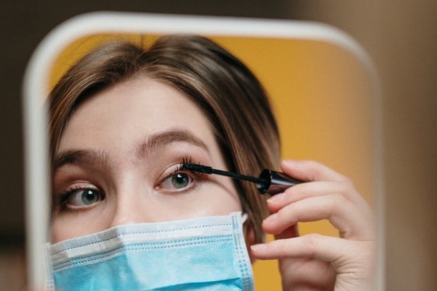 Bulu mata yang panjang dan lentik bikin kamu tampil maksimal meski pakai masker