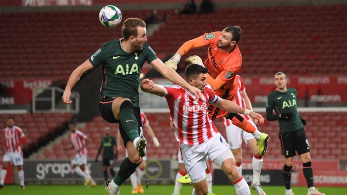 STOKE ON TRENT, ENGLAND - DECEMBER 23: Andy Lonergan (r) of Stoke City punches the ball away from Danny Batth of Stoke City and Harry Kane (l) of Tottenham Hotspur during the Carabao Cup Quarter Final match between Stoke City and Tottenham Hotspur at Bet365 Stadium on December 23, 2020 in Stoke on Trent, England. The match will be played without fans, behind closed doors as a Covid-19 precaution.  (Photo by Michael Regan/Getty Images)