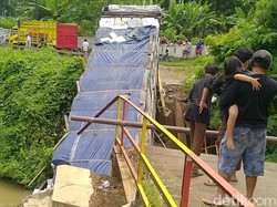 Truk Tronton Nyasar-Terperosok ke Sungai Gegara Ikuti Google Maps