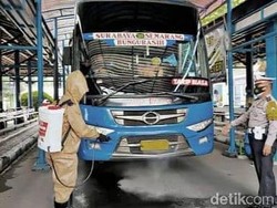 Bus di Lamongan Disemprot Disinfektan Cegah COVID-19 Selama Nataru