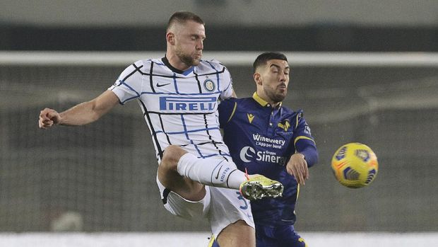 Inter Milan's Milan Skriniar, left, and Verona's Mattia Zaccagni fight for the ball during the Serie A soccer match between Verona and Inter Milan in Verona, Italy Wednesday, Dec. 23, 2020.  (Paola Garbuio/LaPresse via AP)