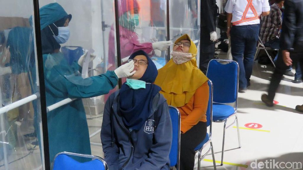 Wali Kota Yogyakarta Tinjau Penerapan Rapid Test Antigen di Stasiun Wali Kota Yogyakarta Tinjau Penerapan Rapid Test Antigen di Stasiun