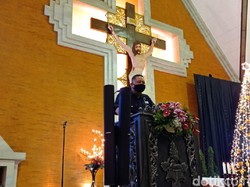 Ditunjuk Jadi Plt Wali Kota Surabaya, Whisnu Tinjau Gereja di Malam Natal