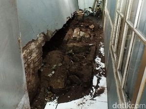 2 Tanggul-1 Rumah Ambrol Diterjang Banjir di Cipaganti Bandung 2 Tanggul-1 Rumah Ambrol Diterjang Banjir di Cipaganti Bandung