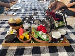 Asyiknya Megibung di Tepi Pantai Nusa Dua Bali