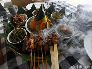 Asyiknya Megibung, Makan Bersama Khas Bali di Tepi Pantai Nusa Dua Asyiknya Megibung, Makan Bersama Khas Bali di Tepi Pantai Nusa Dua