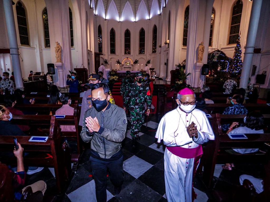 Bima Arya Patroli Malam Natal, Gereja, & Pos Pengamanan Kota Bogor Bima Arya Patroli Malam Natal, Gereja, & Pos Pengamanan Kota Bogor