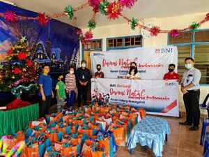 BNI Tebar Bingkisan Damai untuk Warga di Daerah Terpencil BNI Tebar Bingkisan Damai untuk Warga di Daerah Terpencil