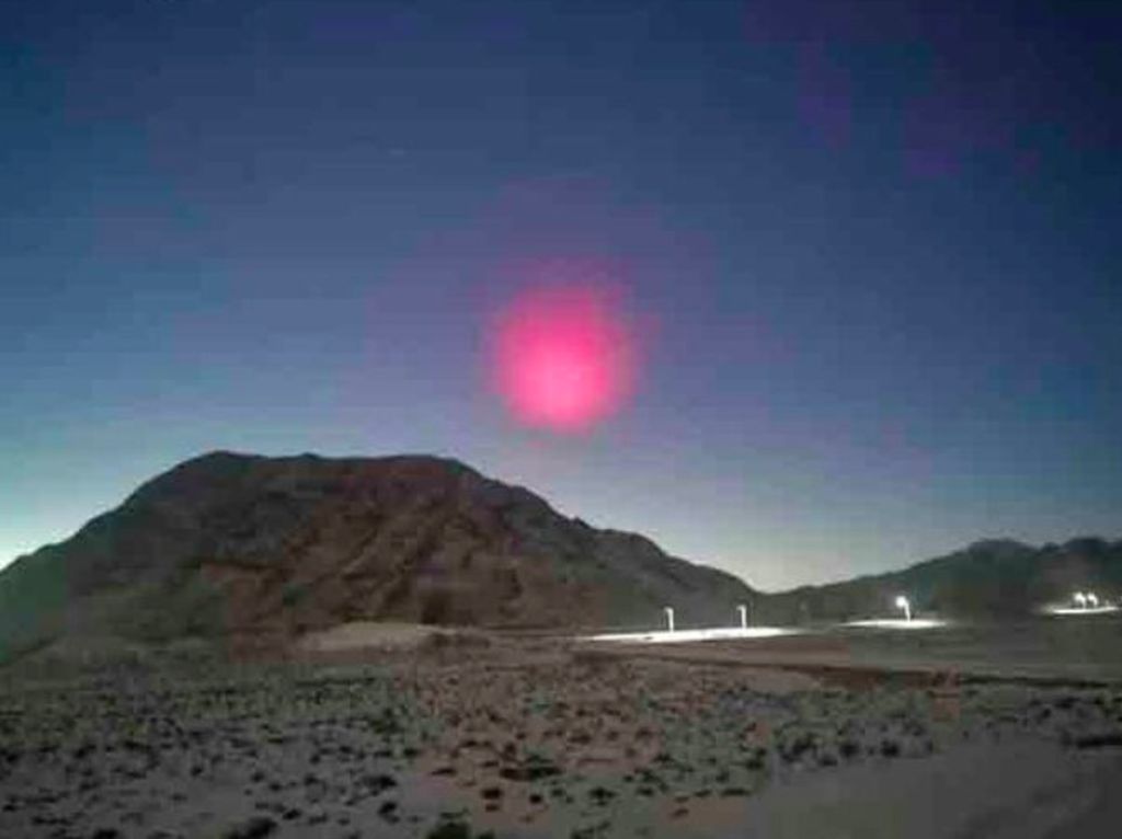 Setelah Bola Api Mirip Matahari, Muncul UFO Pink di Langit China