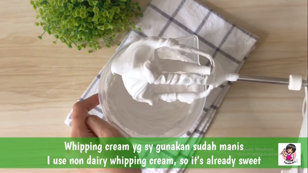 whipped cream yang sudah dikocok kaku