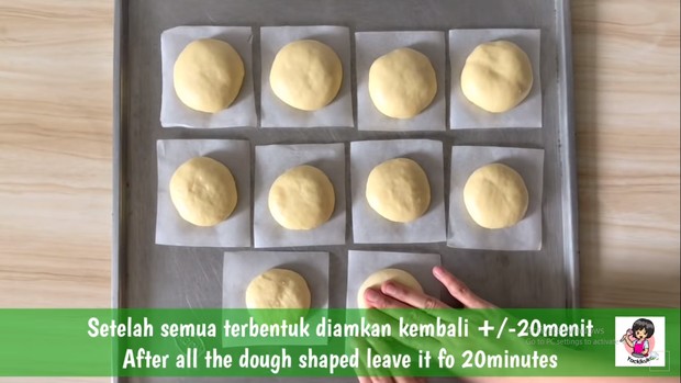 adonan yang telah dipipihkan