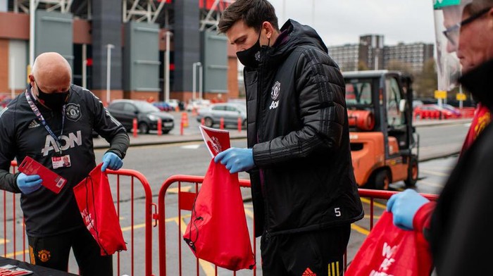 Harry Maguire ikut membantu mengirimkan paket hadiah untuk anak-anak di Hari Raya Natal 2020.