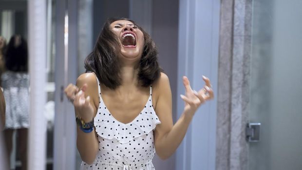 Ilustrasi perempuan menangis