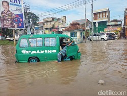 Jalan Dekat Kolam Retensi Cieunteung Bandung Masih Terendam Banjir