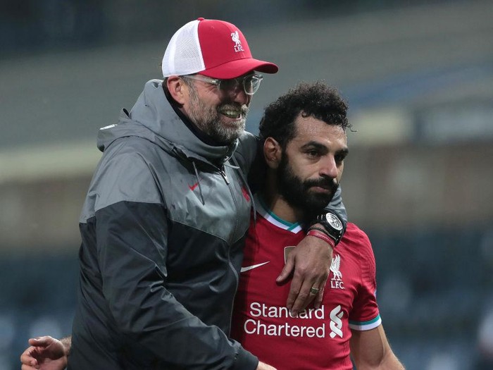 BERGAMO, ITALY - NOVEMBER 03:  Liverpool FC head coach Jurgen Klopp celebrates the victory with his player Mohamed Salah at the end of the UEFA Champions League Group D stage match between Atalanta BC and Liverpool FC at Gewiss Stadium on November 03, 2020 in Bergamo, Italy. (Photo by Emilio Andreoli/Getty Images)