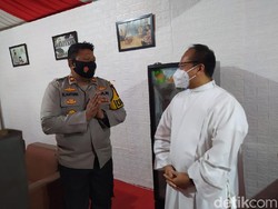 Momen Pastor Gereja Katedral Jakarta Beri Bingkisan ke TNI-Polri
