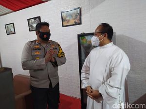Momen Pastor Gereja Katedral Jakarta Beri Bingkisan ke TNI-Polri Momen Pastor Gereja Katedral Jakarta Beri Bingkisan ke TNI-Polri