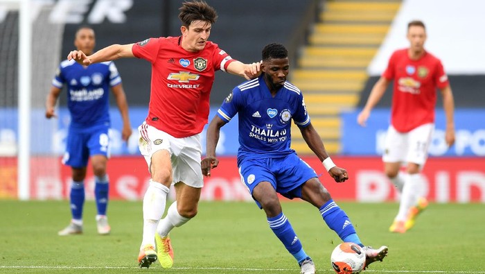 LEICESTER, ENGLAND - JULY 26: Kelechi Iheanacho of Leicester City is challenged by Harry Maguire of Manchester United during the Premier League match between Leicester City and Manchester United at The King Power Stadium on July 26, 2020 in Leicester, England.Football Stadiums around Europe remain empty due to the Coronavirus Pandemic as Government social distancing laws prohibit fans inside venues resulting in all fixtures being played behind closed doors. (Photo by Michael Regan/Getty Images)