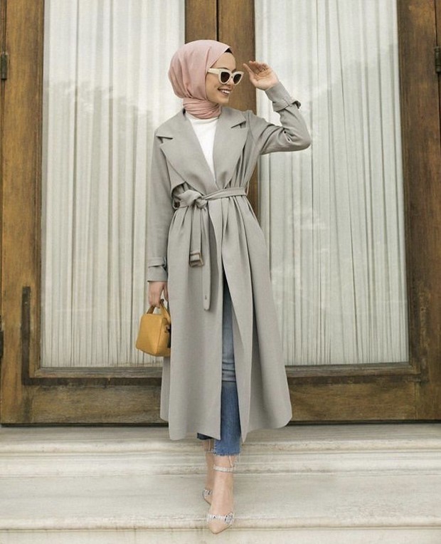 Long coat dan celana jeans