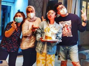 Manisnya Dewi Persik Saat Makan Strawberry dan Rayakan Ulang Tahun