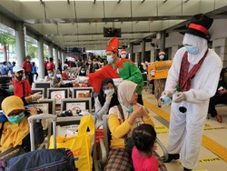 Meriahkan Natal, Manusia Salju Sosialisasi Protokol Kesehatan di Stasiun Senen