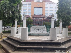 Nisan Istri Raffles Sejajar Persis dengan Kantor Walkot Jakpus, Kebetulan?