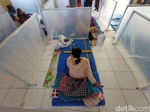 Melihat Bilik Pengungsian Korban Banjir di Dayeuhkolot Bandung