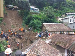 12 Jam Dicari, Korban Tertimbun Longsor di Bandung Barat Belum Ditemukan