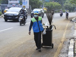 Petugas Mulai Bersihkan Sisa Banjir di Kawasan Pasteur Bandung