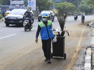 Petugas Mulai Bersihkan Sisa Banjir di Kawasan Pasteur Bandung Petugas Mulai Bersihkan Sisa Banjir di Kawasan Pasteur Bandung