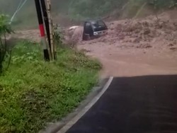 Detik-detik Pikap Nyaris Masuk Jurang Terseret Longsor di Garut