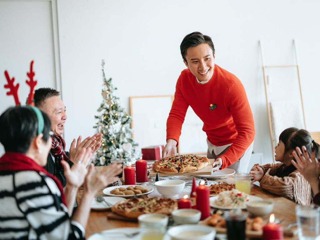 Tips Aman dan Puas Makan Sajian Natal di Rumah Kerabat