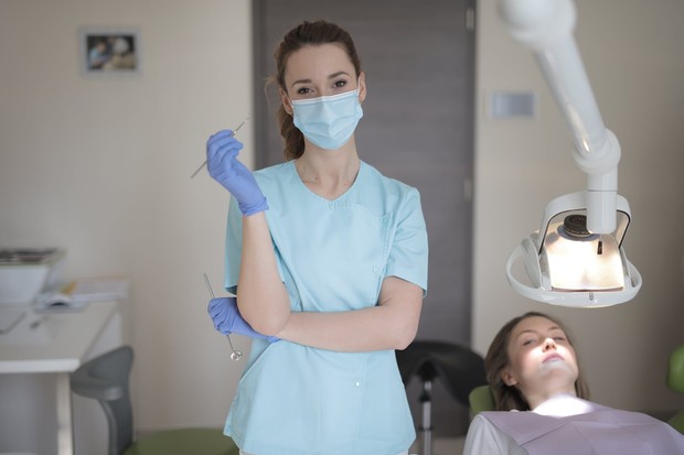 Sebelum ke dokter gigi, buat janji terlebih dahulu untuk mencegah terjadinya kerumunan di faskes