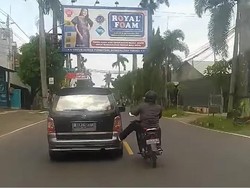 Viral Video Pemotor Dorong Mobil Mogok Pakai Kaki, Begini Penjelasannya