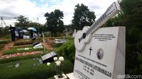 Ziarah Makam di Hari Natal