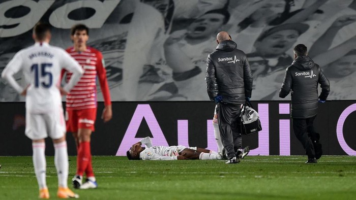 MADRID, SPAIN - DECEMBER 23: Rodrygo of Real Madrid reacts holding his leg before being substituted off during the La Liga Santander match between Real Madrid and Granada CF at Estadio Alfredo Di Stefano on December 23, 2020 in Madrid, Spain. Sporting stadiums around Spain remain under strict restrictions due to the Coronavirus Pandemic as Government social distancing laws prohibit fans inside venues resulting in games being played behind closed doors. (Photo by Denis Doyle/Getty Images)