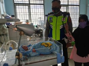 Aksi Heroik Personel Satlantas Kawal Ibu Melahirkan di Sukabumi Aksi Heroik Personel Satlantas Kawal Ibu Melahirkan di Sukabumi