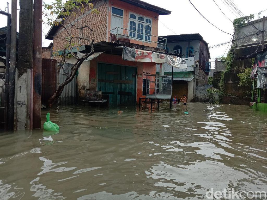 Diguyur Hujan Semalaman, Kawasan Medan Maimun Kembali Dilanda Banjir