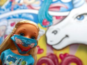 Boneka Bermasker Jadi Kado Natal Favorit di Spanyol dan Portugal