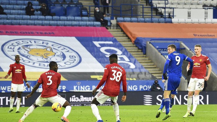 Leicesters Jamie Vardy scores his sides second goal after Manchester Uniteds Axel Tuanzebe, center, deflects the ball during the English Premier League soccer match between Leicester City and Manchester United at the King Power Stadium in Leicester, England, Saturday, Dec. 26, 2020. (Glyn Kirk/Pool via AP)