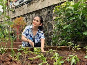 Cantiknya Tissa Biani Saat Berkebun dan Masak