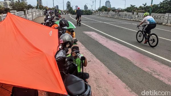 Demi Momen Terbaik, Fotografer Sampai Gelar Tenda di Jembatan Kuningan