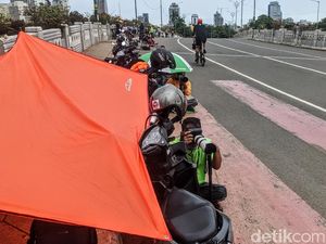Demi Momen Terbaik, Fotografer Sampai Gelar Tenda di Jembatan Kuningan