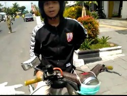 Duh! Pengendara Ini Terjaring Razia Karena Pakai Masker di Motor