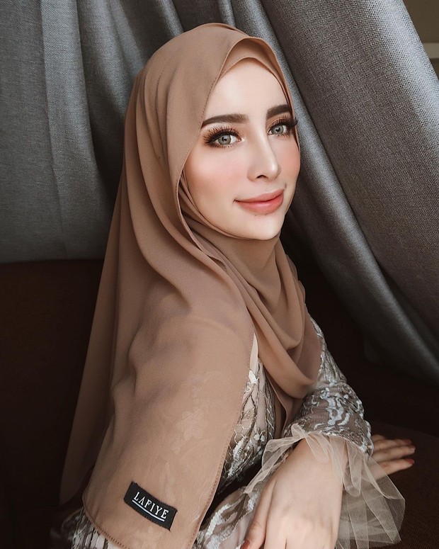 Hijab pashmina/Instagram.com/Aghniapunjabi Hijab pashmina tanpa jarum