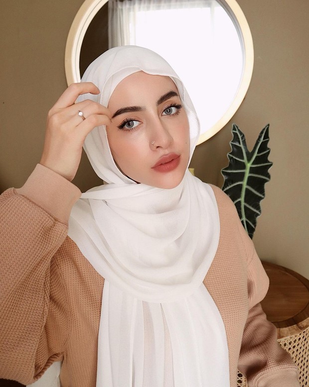 Hijab pashmina/Instagram.com/Aghniapunjabi Hijab pashmina tanpa jarum