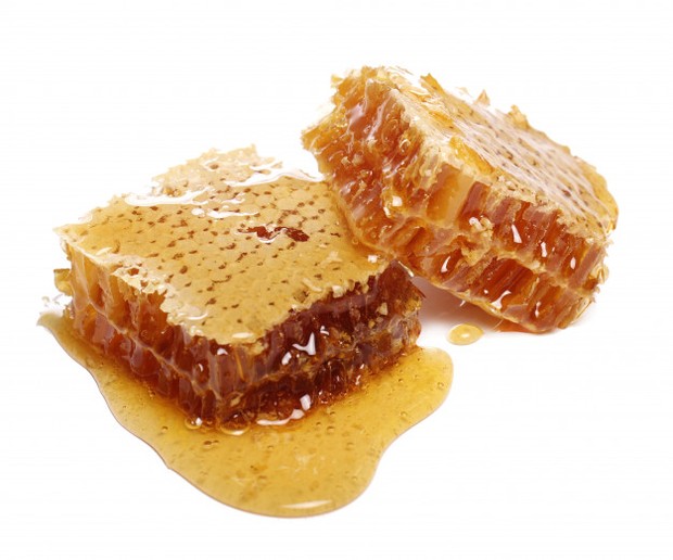 Rekomendasi holy grail skincare dari Beauty Within yang berasal dari propolis honey.