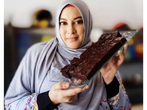 Pandai Masak, Ini Gaya Jane Shalimar saat Buat Kue Cokelat