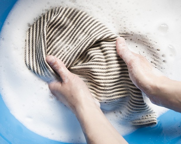 Langsung mencuci pembalut kain setelah memakainya.