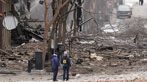 Emergency personnel work near the scene of an explosion in downtown Nashville, Tennessee, on Friday, December 25, 2020. Buildings shook in the immediate area and beyond after a loud roar was heard on the morning of Christmas (AP Photo / Mark Humphrey).